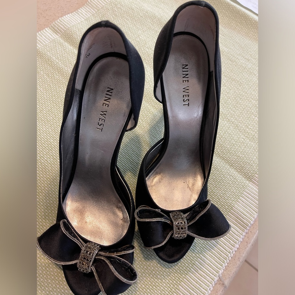 Nine West Heel height: 4.75" silky designed top stones bow. Low open toe. size 7